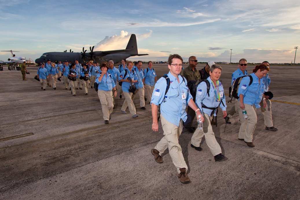 AusMAT members disembark from the RAAF C-130J Hercules on arrival at Mactan-Cebu, 13 November. (Photo: CPL Glen McCarthy © Commonwealth of Australia, Department of Defence)