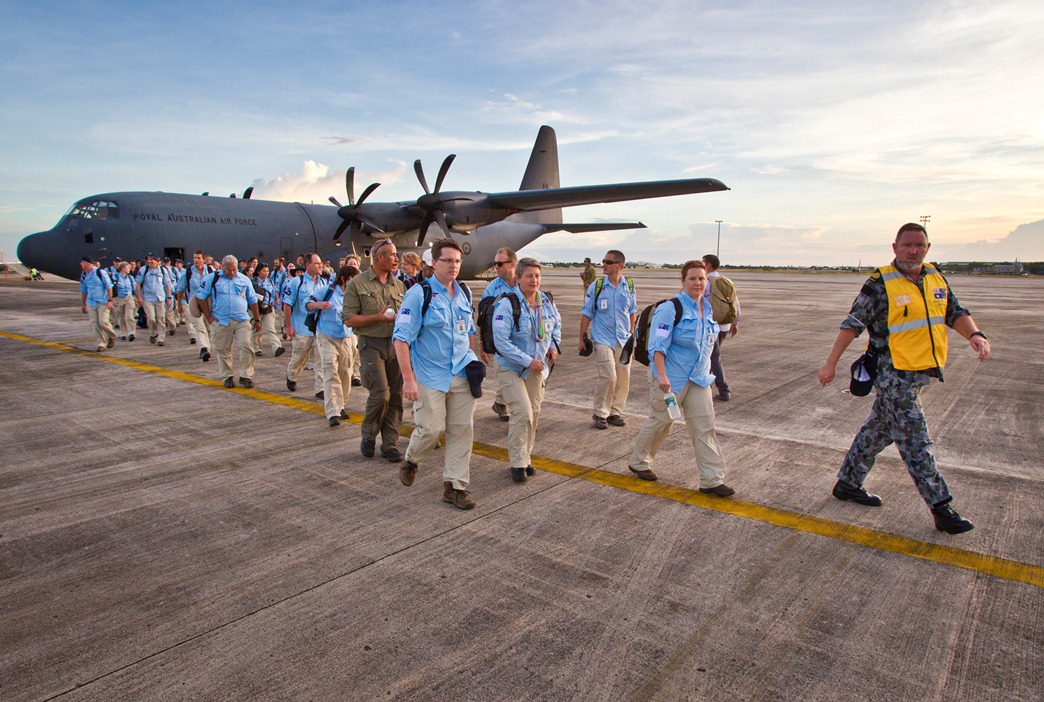 AusMAT members disembark from the RAAF C-130J Hercules on arrival at Mactan-Cebu, 13 November. (Photo: CPL Glen McCarthy © Commonwealth of Australia, Department of Defence)